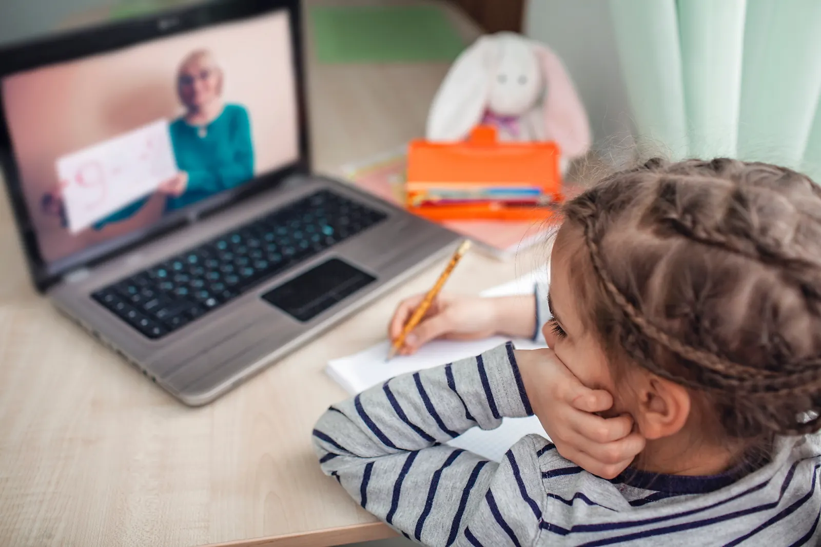 Online-Nachhilfe Hannover – Schülerin lernt zu Hause mit Lehrkraft am Laptop per Videounterricht