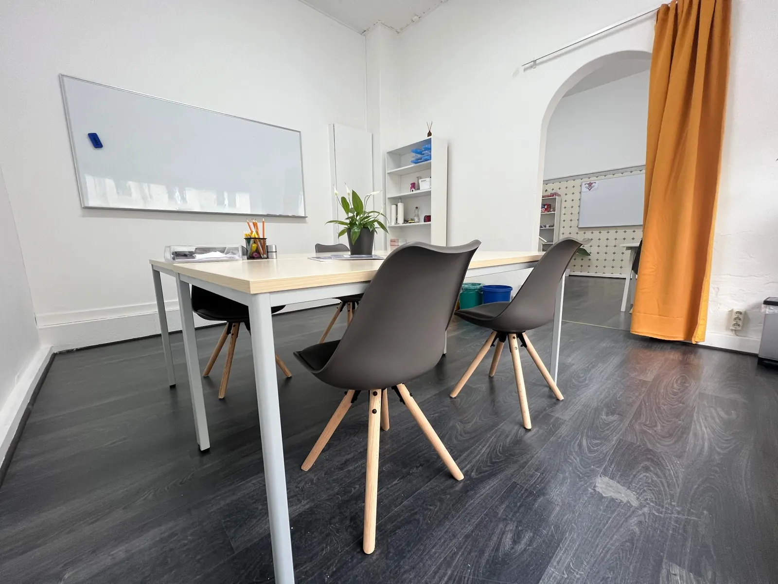 Arbeitsplatz im Standort Vahrenwald-List – konzentriertes Lernen am großen Tisch mit Whiteboard